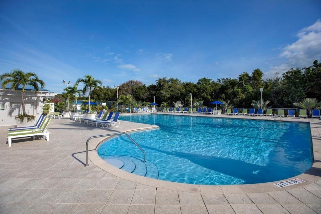 Bazén v ubytování Ocean Pointe Suites at Key Largo nebo v jeho okolí