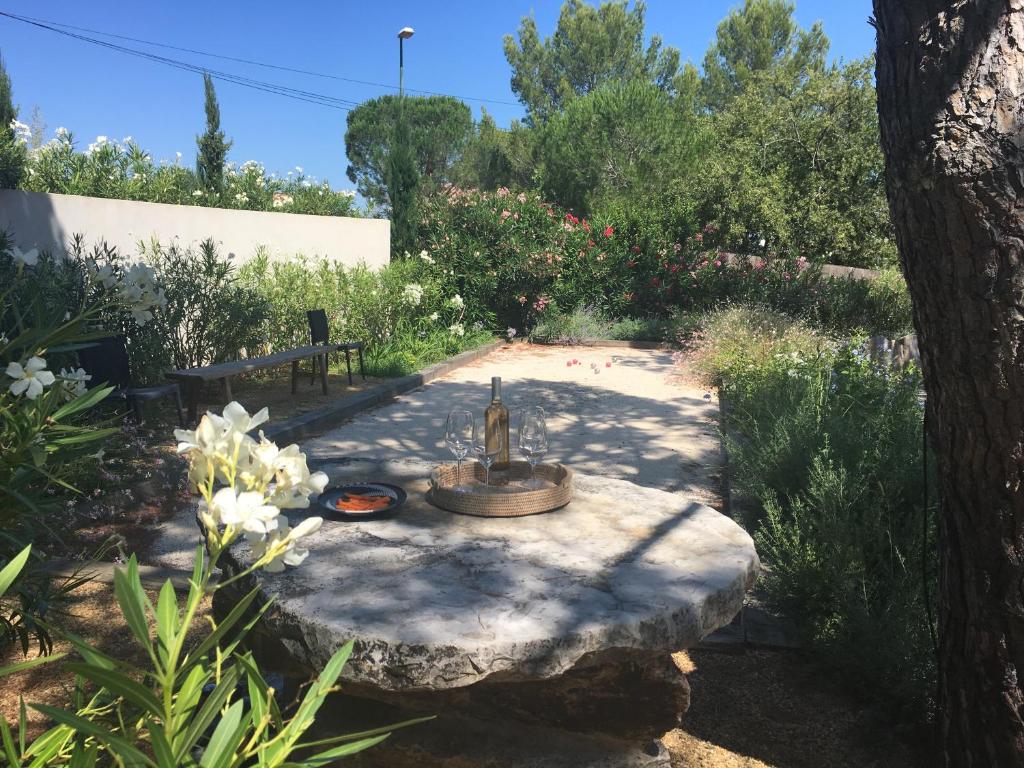 a garden with a fountain in the middle of a yard at villa Sant-Anna in Saint-Tropez