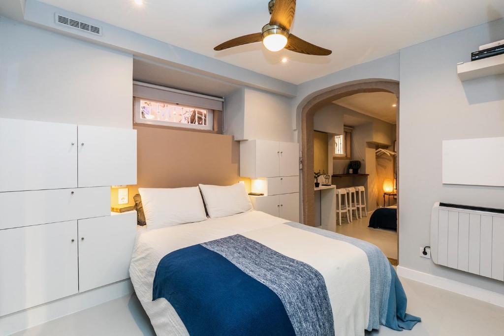 Schlafzimmer mit einem Bett und einem Deckenventilator in der Unterkunft Brand new and perfect location: historic center in Lissabon