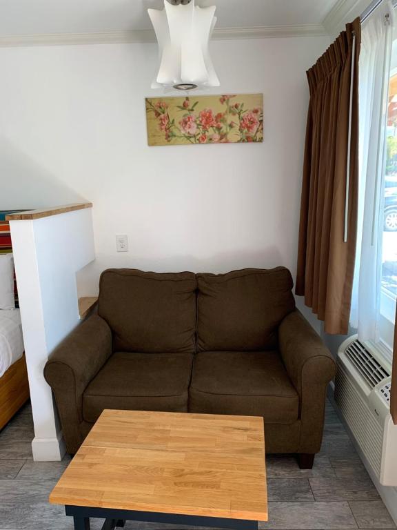 Sandyland Reef Inn - King Suite