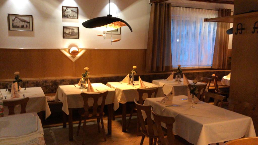 Restoran või mõni muu söögikoht majutusasutuses Hotel-Gasthof Hüttensteinach