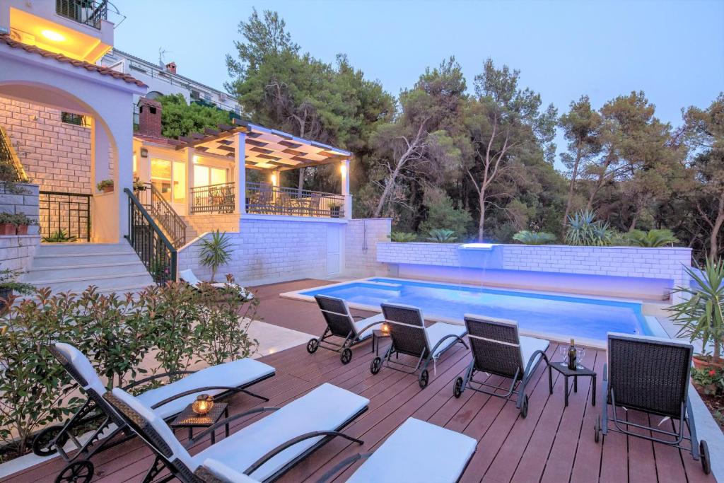 un patio con sillas y una piscina en Villa Fani - Apartments in Trogir en Trogir