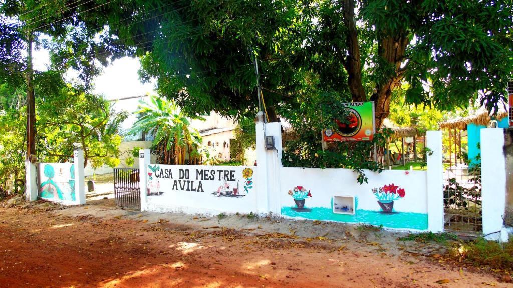 a white fence with a sign that reads no rescue animal at Casa do Mestre Avila in Jijoca de Jericoacoara