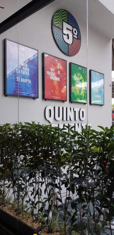 un edificio con poster sul lato di Quinto Elemento a Città del Messico