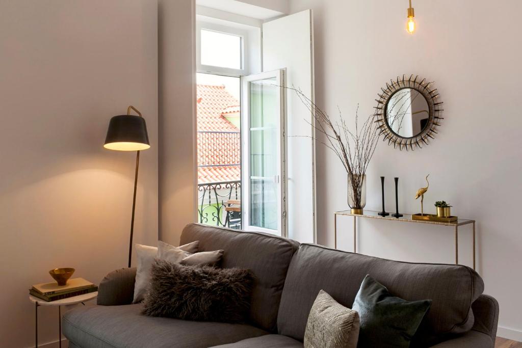 uma sala de estar com um sofá e uma janela em DOWNTOWN - Home in Lisbon's heart! em Lisboa
