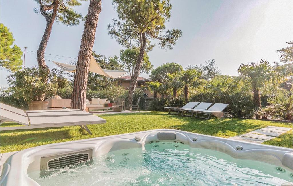 einen Pool in einem Garten mit Park in der Unterkunft Casa Molin 78 in Desenzano del Garda