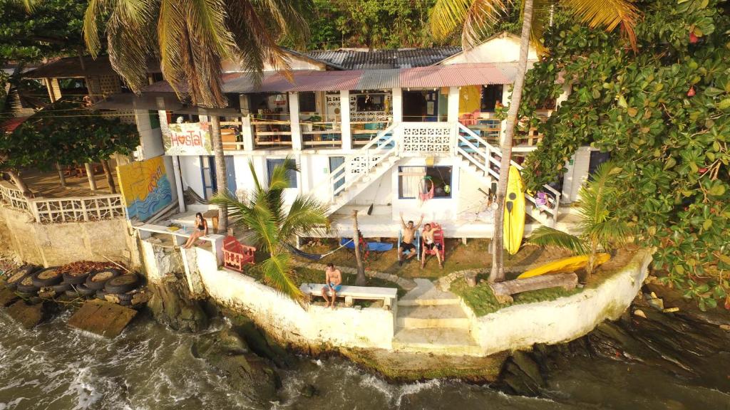 une vue aérienne sur une maison à côté de l'eau dans l'établissement Hostal La Mariapolis, à Necoclí