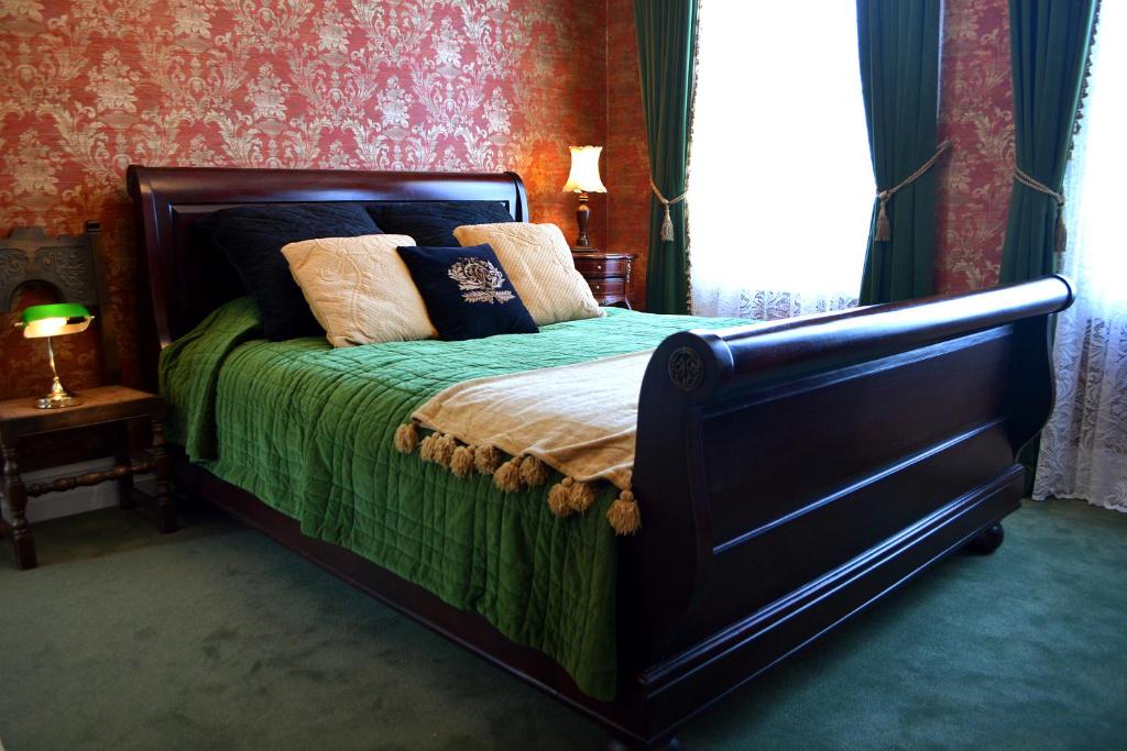 Postel nebo postele na pokoji v ubytování Theatre Royal Hotel