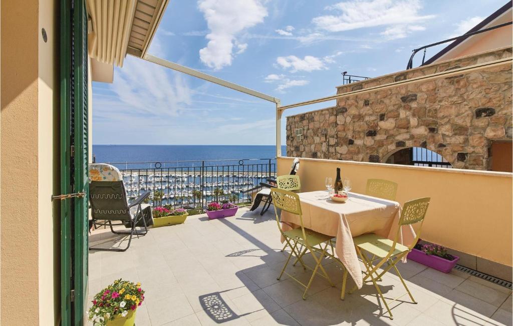サント・ステーファノ・アル・マーレにあるLe Terrazzeの海を望むバルコニー(テーブル、椅子付)