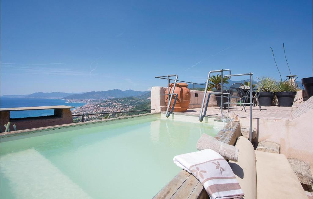 uma piscina no telhado de uma casa em Gallinara em Borgio Verezzi