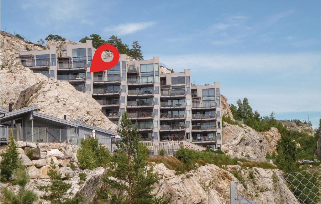 un edificio en una montaña con un círculo rojo en Leil, 705 en Kragerø