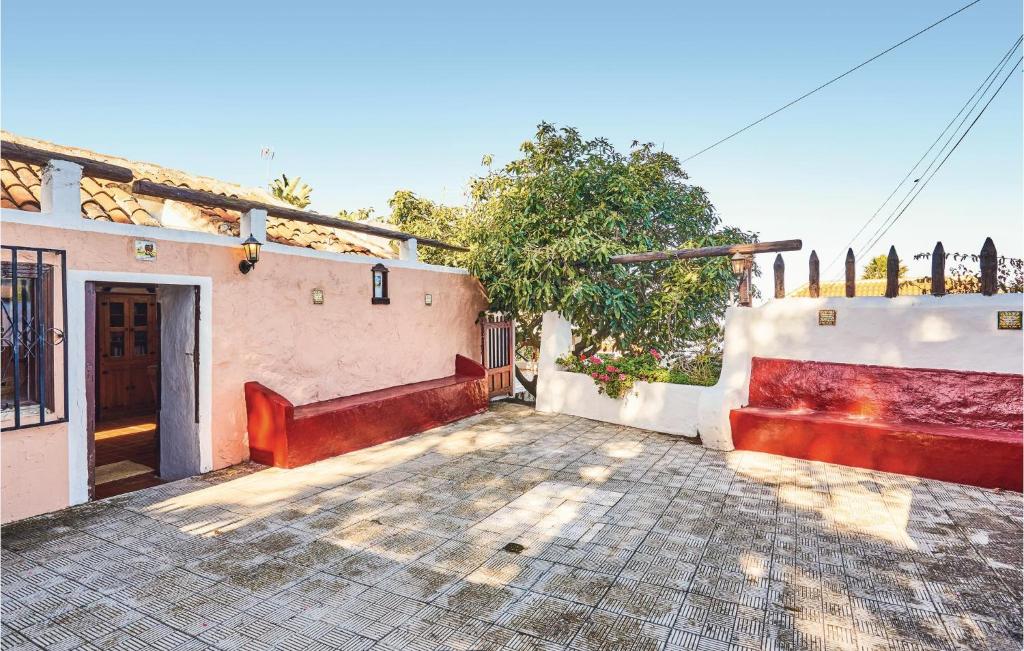 een binnenplaats van een huis met een hek bij Casa Los Pinos in Icod de los Vinos