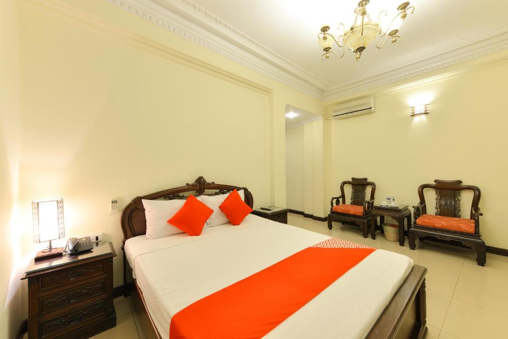 Postel nebo postele na pokoji v ubytování Lucky 2 Hotel & Travel