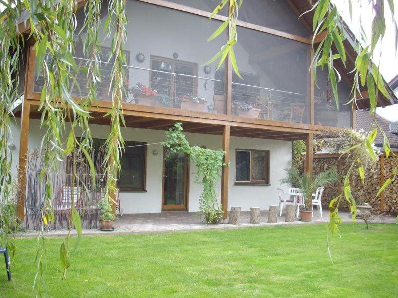 ein Haus mit einem grünen Garten davor in der Unterkunft Ferienwohnung Klatt-Gallus in Meißenheim