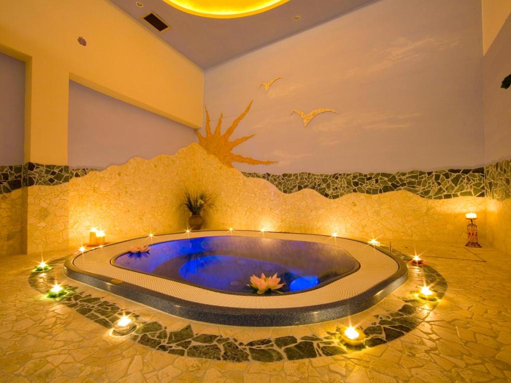 un jacuzzi en el medio de una habitación en Hotel Terme Fiola, en Isquia