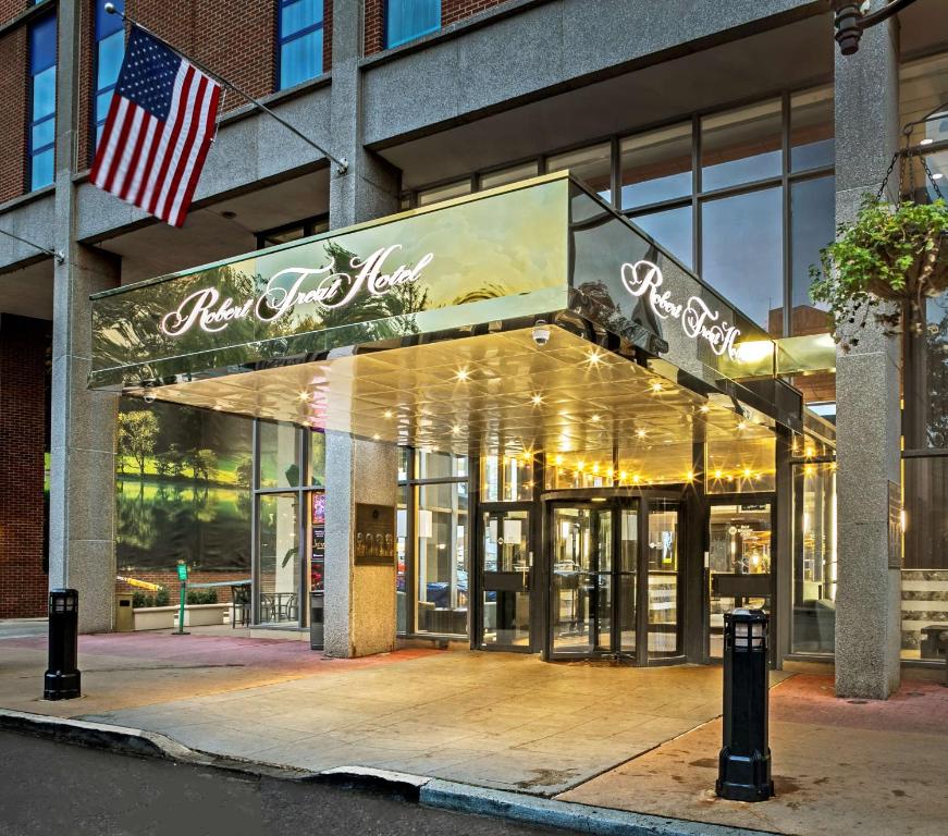 un magasin devant un bâtiment battant pavillon américain dans l'établissement Robert Treat Hotel, à Newark