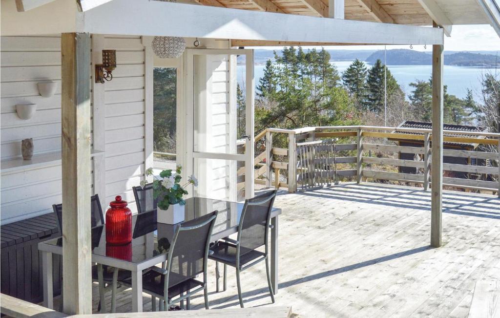 un patio con mesa, sillas y sombrilla en Beautiful Home In Uddevalla With Kitchen, en Uddevalla