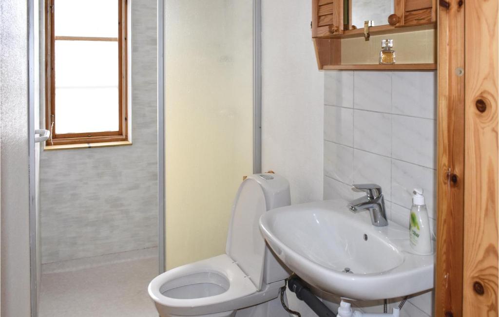Koupelna v ubytování 0-Bedroom Holiday Home In Borrby