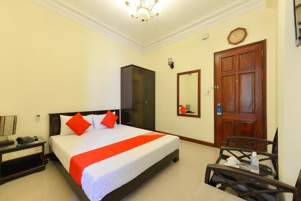 Postel nebo postele na pokoji v ubytování Lucky 2 Hotel & Travel