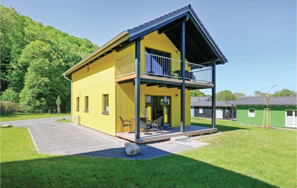 ターレにあるFerienhausdorf Thaleの黄色の家 バルコニー付