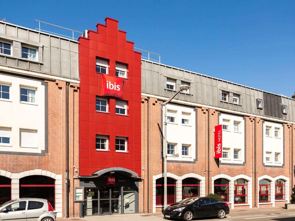 ロムにあるibis Lille Lomme Centreの赤い建物
