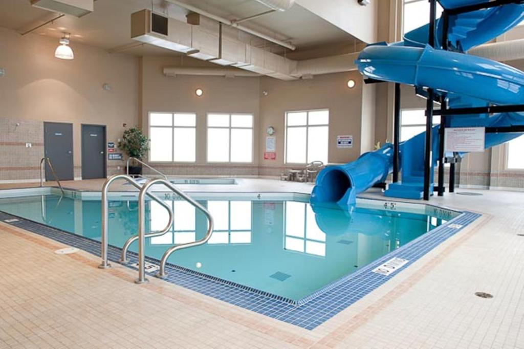 Bazén v ubytování Paradise Inn and Suites nebo v jeho okolí