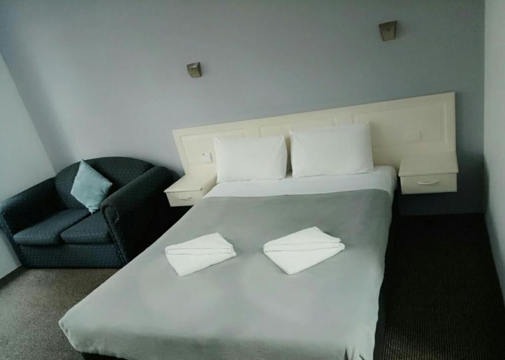 Postel nebo postele na pokoji v ubytování Excelsior Motor Inn
