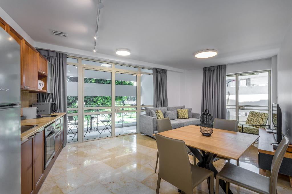 eine Küche und ein Wohnzimmer mit einem Tisch und einem Esszimmer in der Unterkunft DIZENGOFF SQUARE superb 1 bedroom with balcony in Tel Aviv