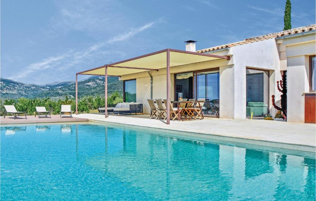 eine Villa mit einem Pool und einem Haus in der Unterkunft 4 Bedroom Stunning Home In Moscari in Moscari