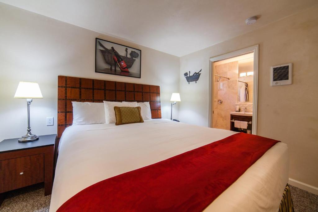 The Vendange Carmel Inn & Suites photo