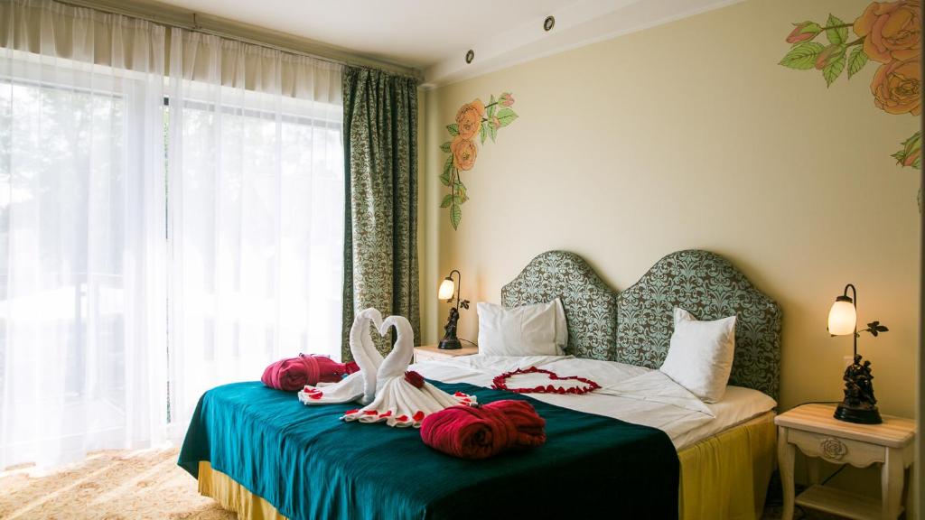 Postel nebo postele na pokoji v ubytování Grand Rose SPA Hotel