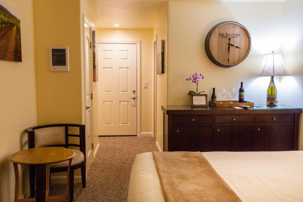 The Vendange Carmel Inn & Suites photo