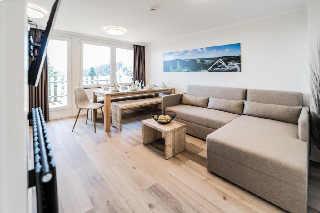 ein Wohnzimmer mit einem Sofa und einem Tisch in der Unterkunft Smart Resorts Diamant 713 in Winterberg