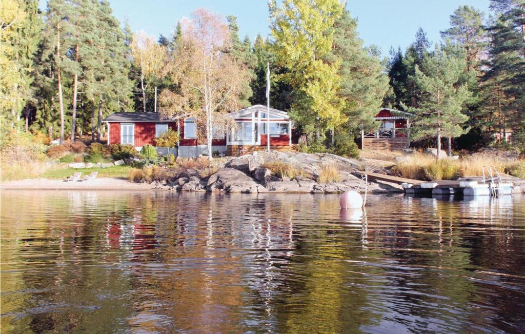 vistas a un lago con casas en el fondo en Nice Home In Sffle With 3 Bedrooms, Sauna And Wifi en Harnäs