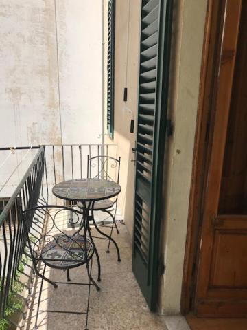 2 sillas y una mesa en el balcón en Dalla Bibi, en Montecatini Terme