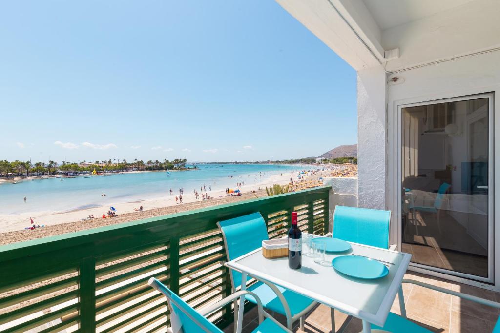ポルト・ダルクディアにあるApartamento Valentのビーチを望むバルコニー(テーブル、椅子付)