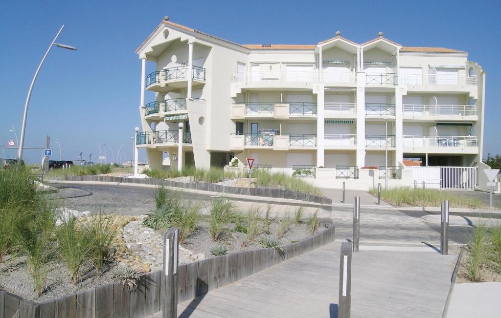 サン・ジャン・ド・モンにあるAwesome Apartment In St, Hilaire De Riez With Kitchenのビーチ沿いの白い大型アパートメントです。