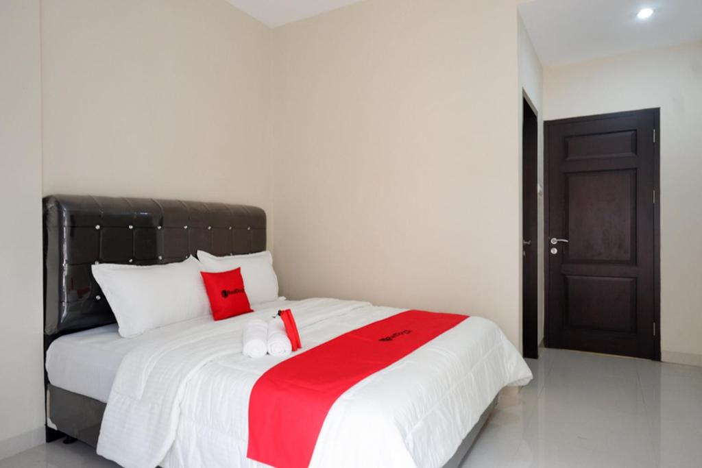 Tempat tidur dalam kamar di RedDoorz Syariah near RSUD Margono Purwokerto