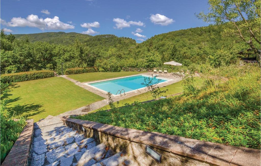 Poggioni的住宿－Belvedere 1，花园游泳池的顶部景色