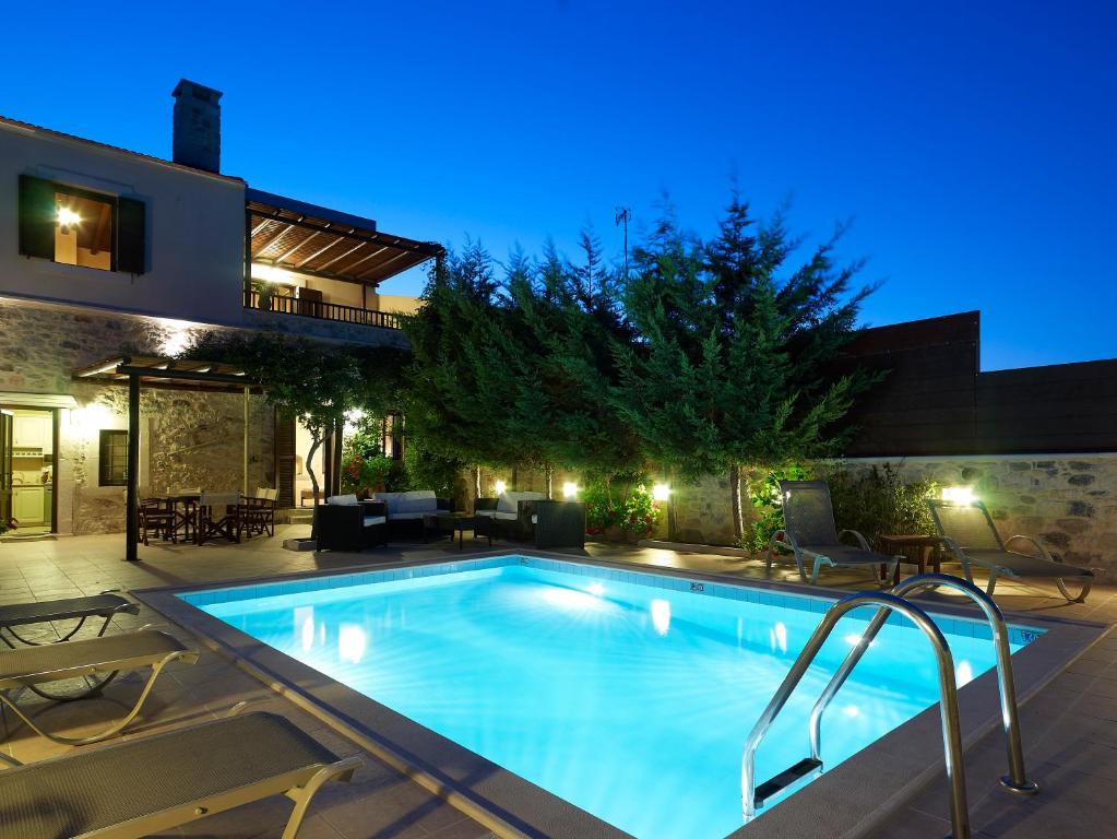 una piscina en el patio trasero de una casa en Agrielia Villa en episkopi-heraklion