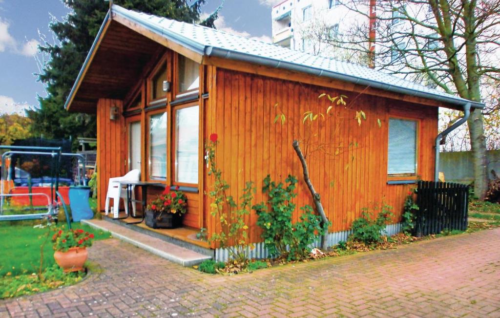 mały drewniany dom z dużym oknem w obiekcie Beautiful Home In Hohe Dne With Kitchen w mieście Warnemünde