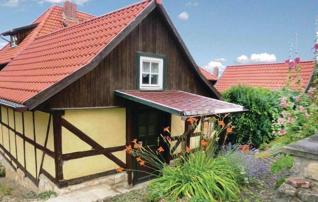 ein kleines Haus mit rotem Dach in der Unterkunft Ferienhaus Harzstrasse Q in Blankenburg