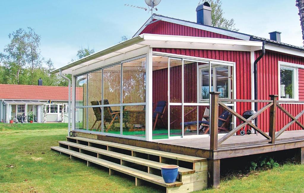 eine große abgeschirmte Veranda in einem roten Haus in der Unterkunft Holiday home Stockvägen Ljungby in Hölminge