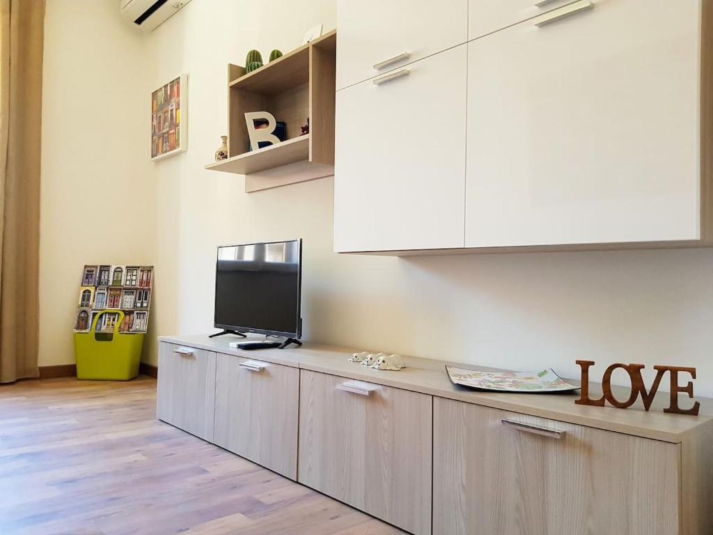 a kitchen with a counter with a tv on it at casa S Leonardo in Crotone