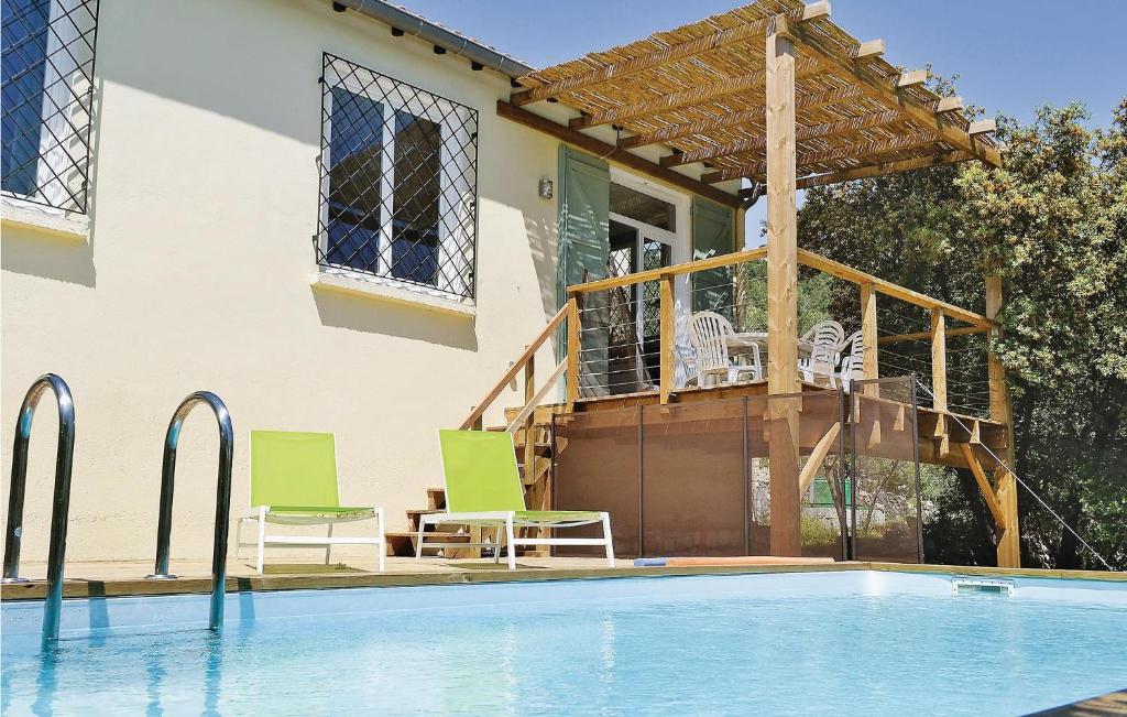 una casa con piscina frente a una casa en Stunning Home In Sollies Toucas With 3 Bedrooms, Wifi And Private Swimming Pool, en Solliès-Toucas