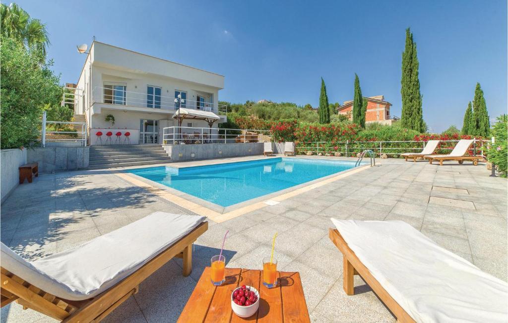 una villa con piscina e una casa di Amazing Home In Aragona -ag- With 4 Bedrooms, Wifi And Outdoor Swimming Pool ad Aragona