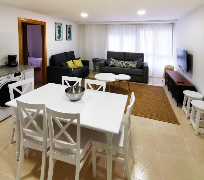 ein Wohnzimmer mit einem weißen Tisch und Stühlen in der Unterkunft Duerming Family Viveiro 4 Rooms in Viveiro