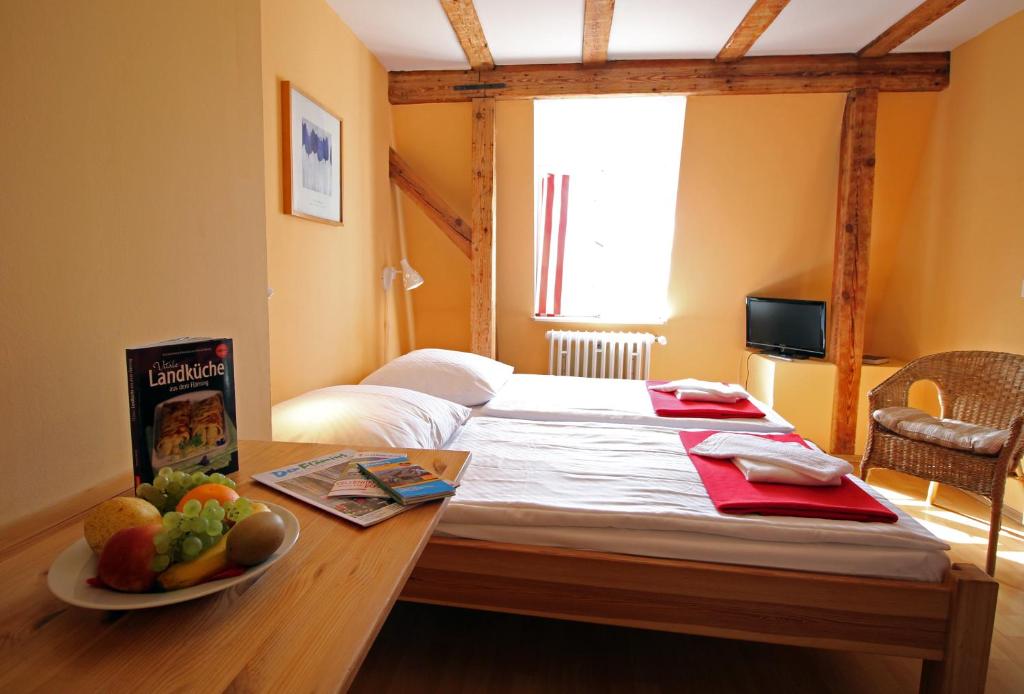 Ein Bett oder Betten in einem Zimmer der Unterkunft Familien- und Freizeithotel Gutshaus Petkus