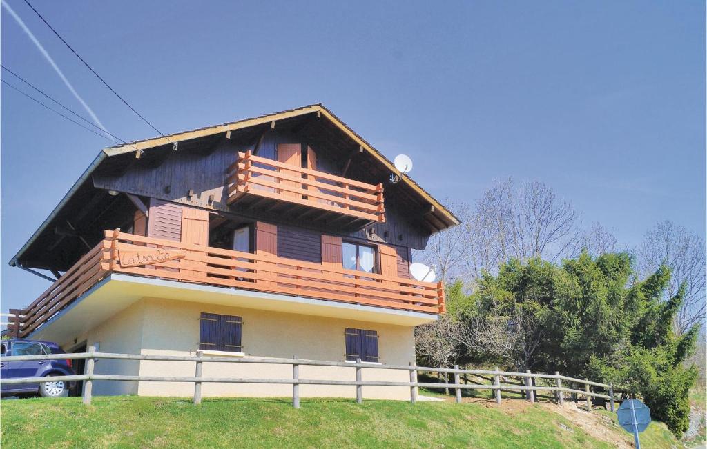 Casa con balcón en la cima de una colina en 3 Bedroom Lovely Home In Pontarlier, en Les Alliés