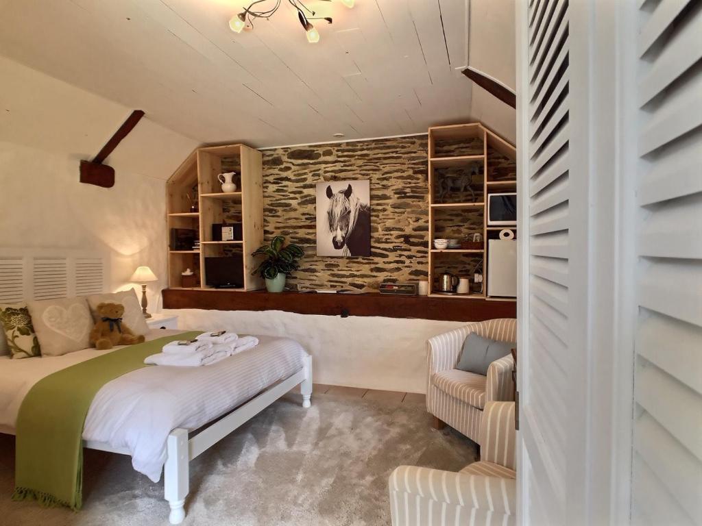 Postel nebo postele na pokoji v ubytování Stable Chambre d'Hote at Kergudon